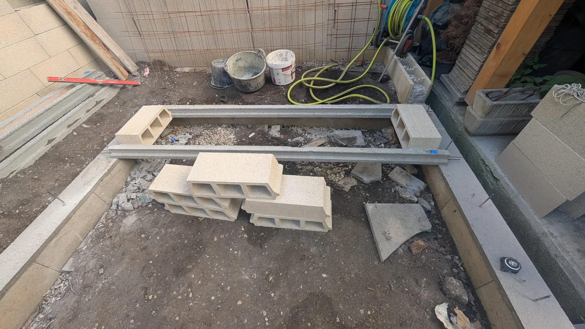 Poutrelles en béton posées sur les rangées de parpaings de la future terrasse, hourdis en attente à côté