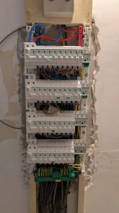 Tableau électrique neuf, circuits repérés et étiquetés