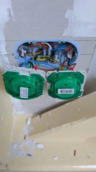 Double prise câblée
