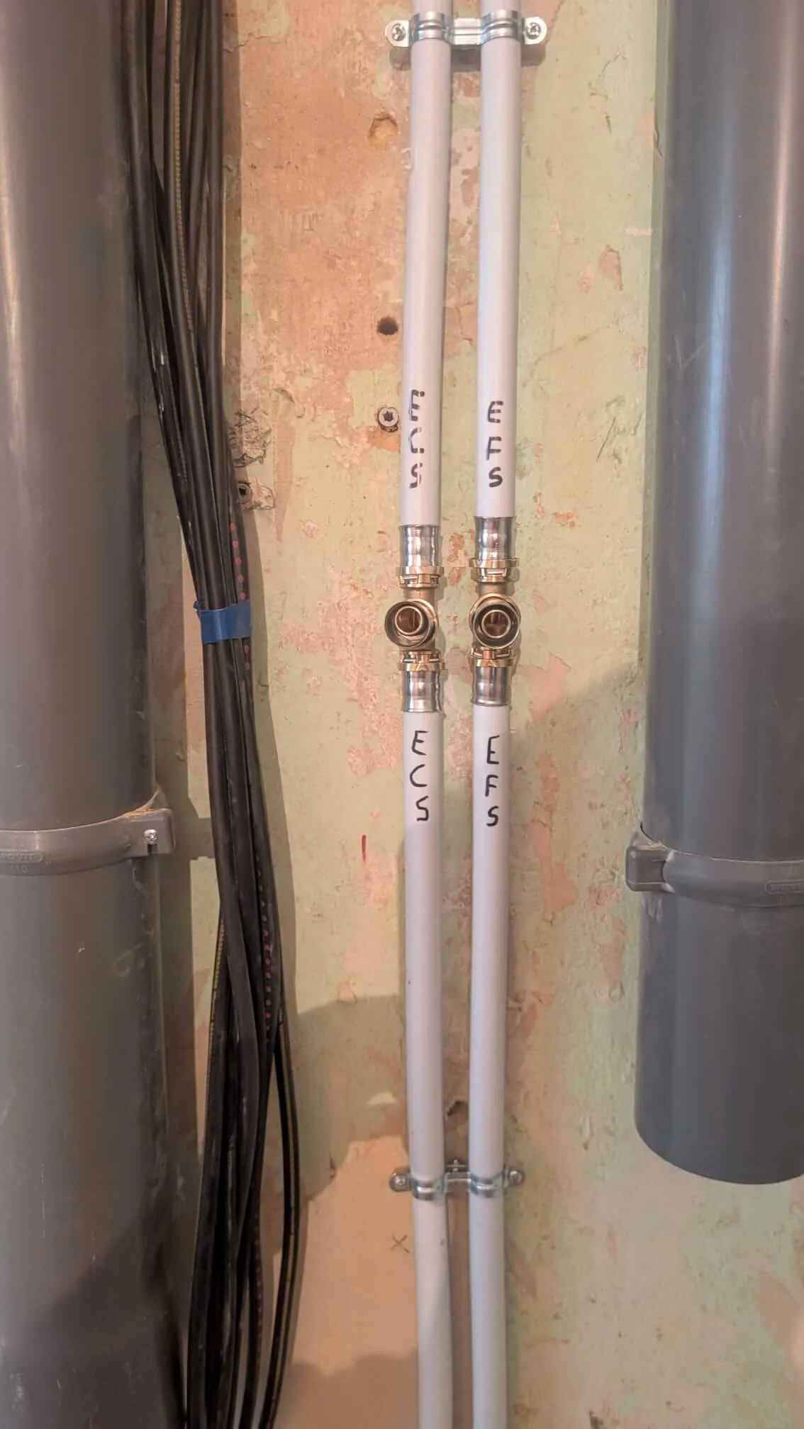 Le multicouche passé dans la colonne technique pour l'eau chaude et froide