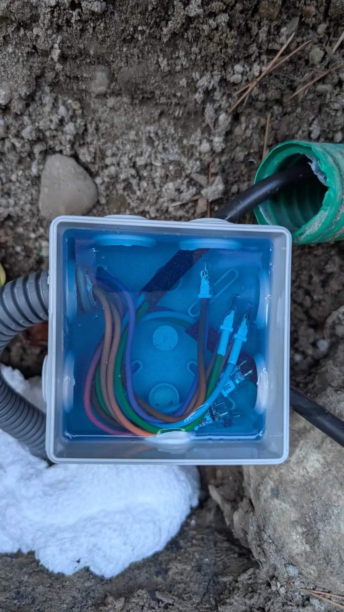 Boîte de dérivation extérieure étanchéifiée au gel pour le circuit d'éclairage
