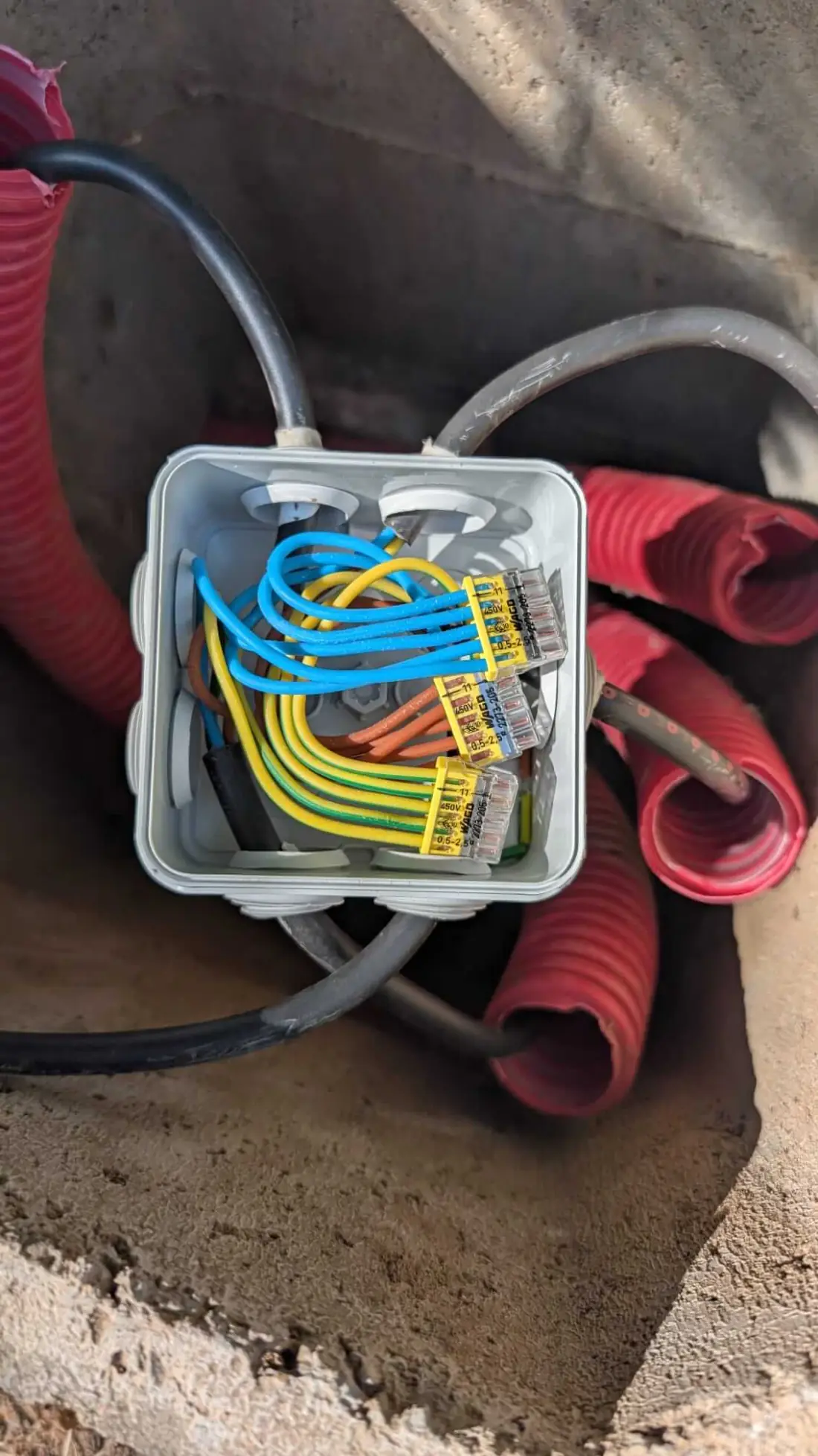 Boîte de dérivation regroupant les câbles R2V des luminaires, connexions sur bornes Wago