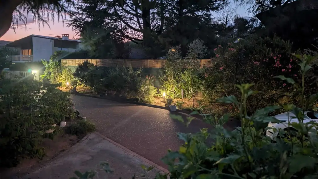 Allée éclairée à la tombée du jour par les luminaires installés à Aix-les-Bains