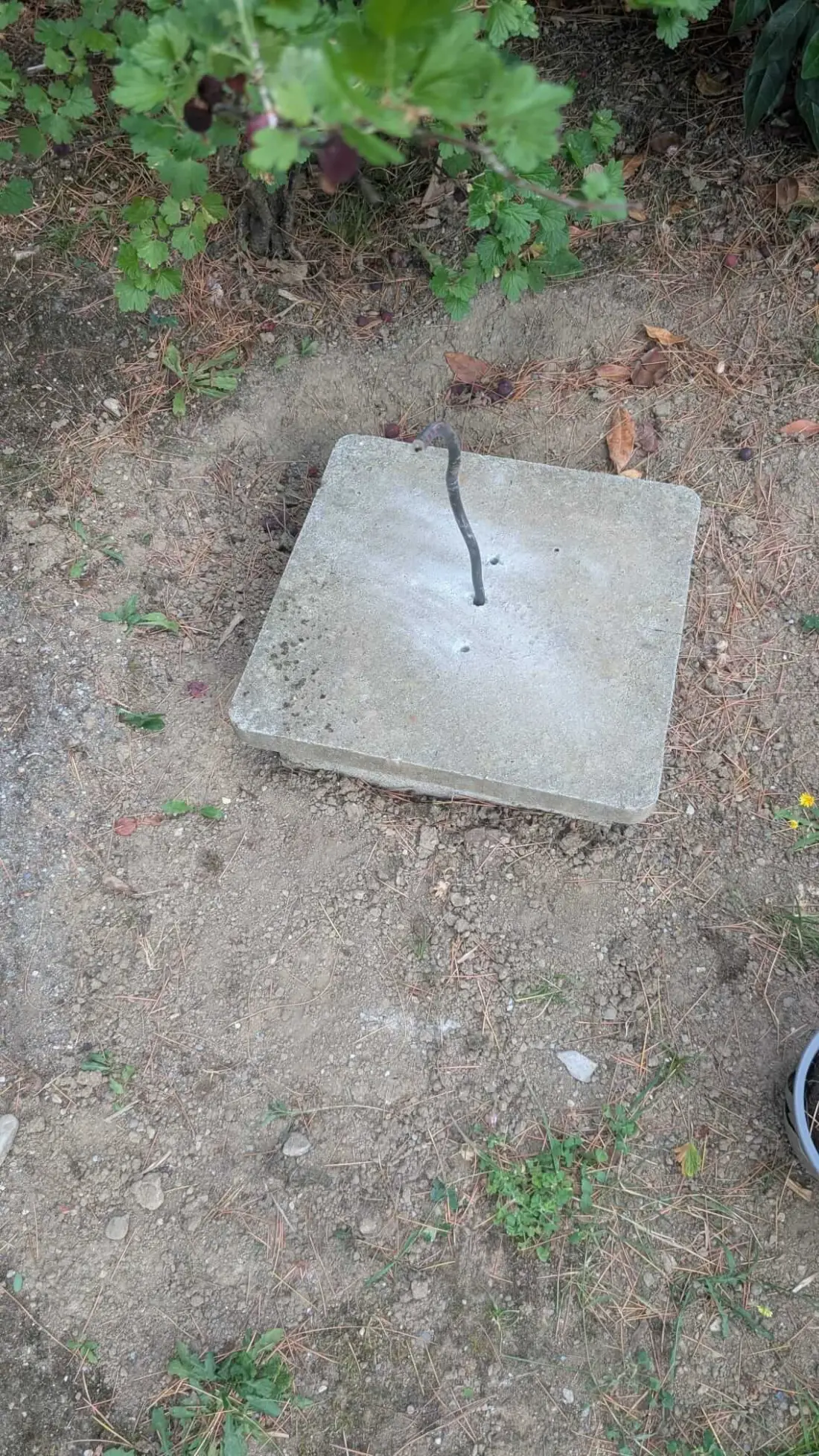 Socle béton avec la sortie de câble en attente du luminaire