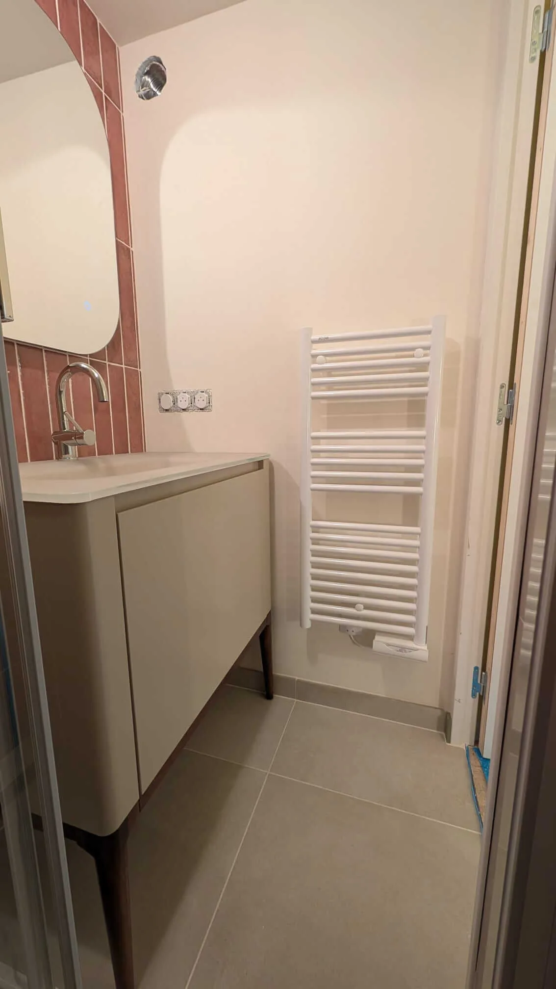 Sèche-serviette installé en salle de bain selon les volumes NF C 15-100