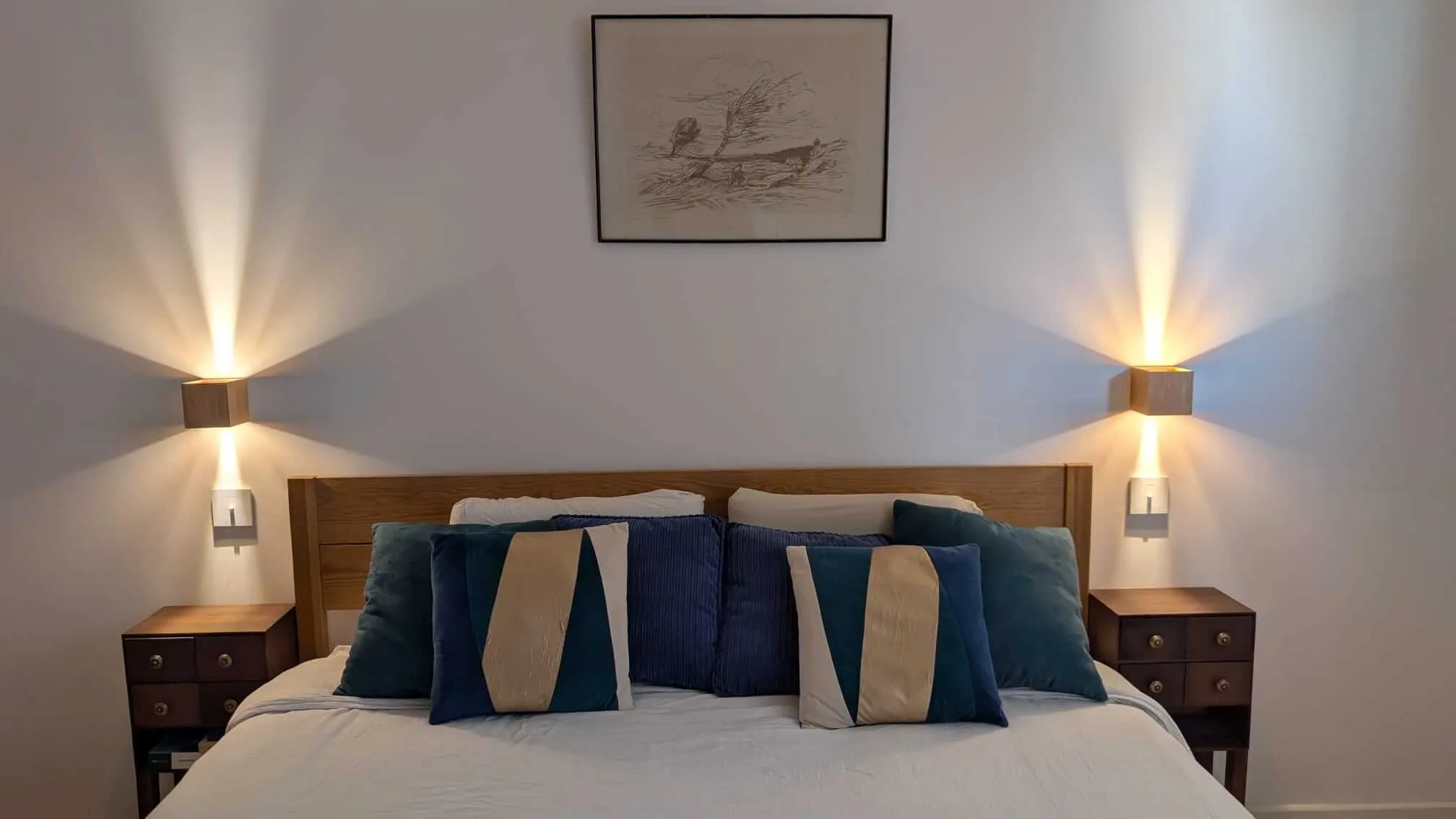 Le détail qui fait monter une chambre en gamme : des appliques de tête de lit encastrées