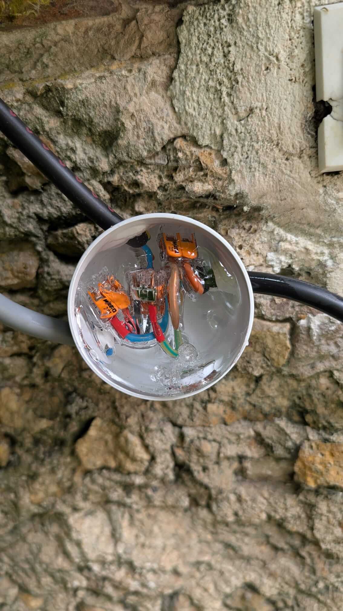 Boîte de dérivation extérieure remplie de gel d'étanchéité