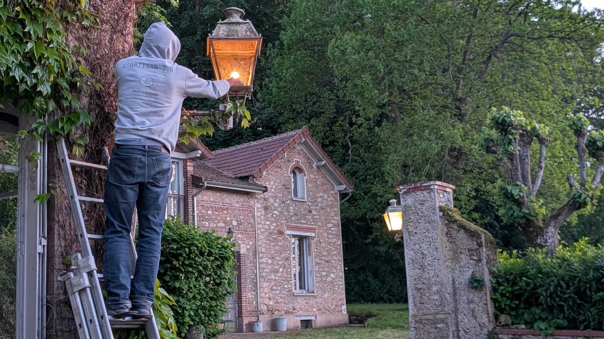 Intervention sur un des luminaires extérieurs