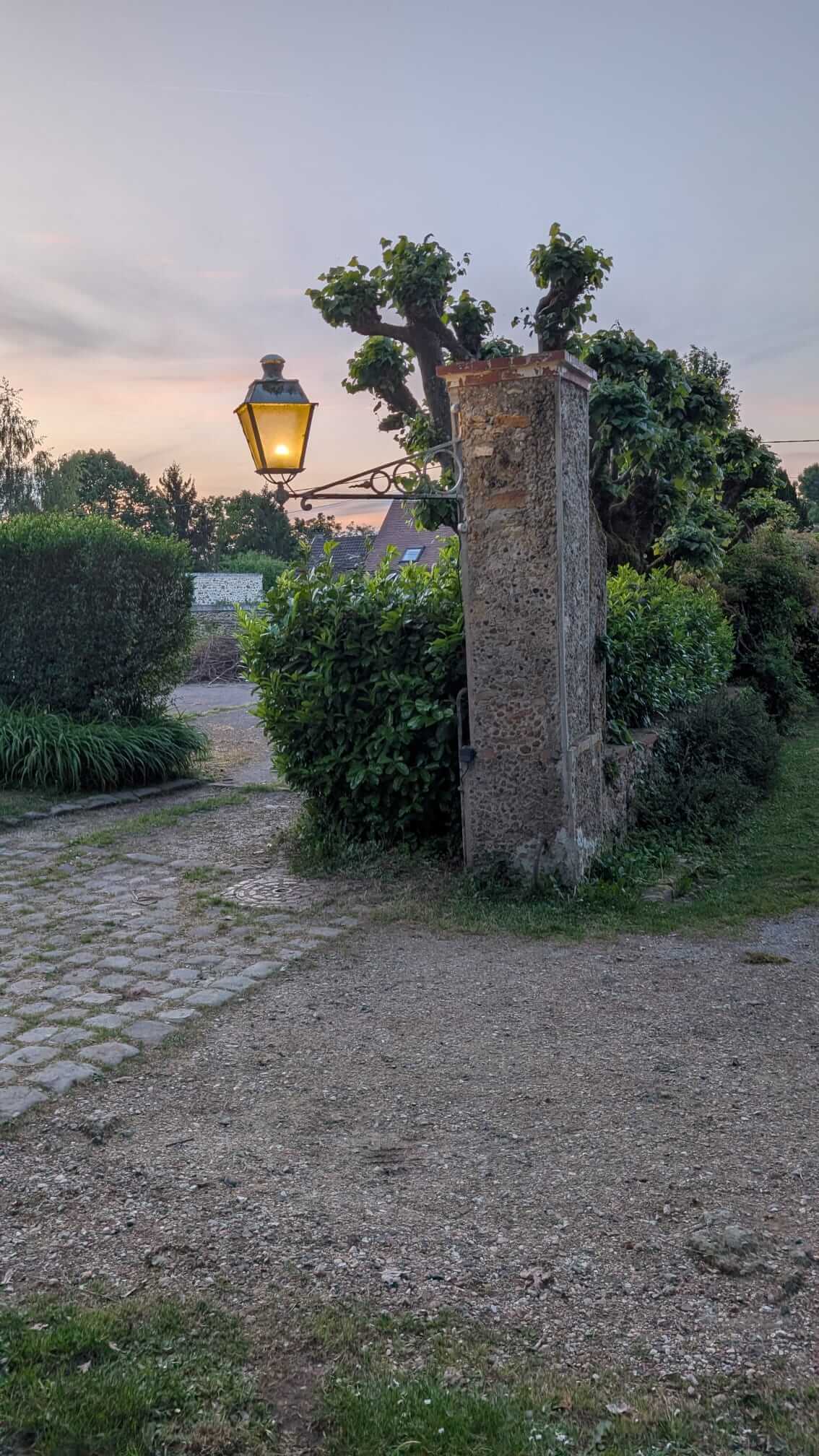 Cinq luminaires extérieurs remis en service sur une installation des années 50