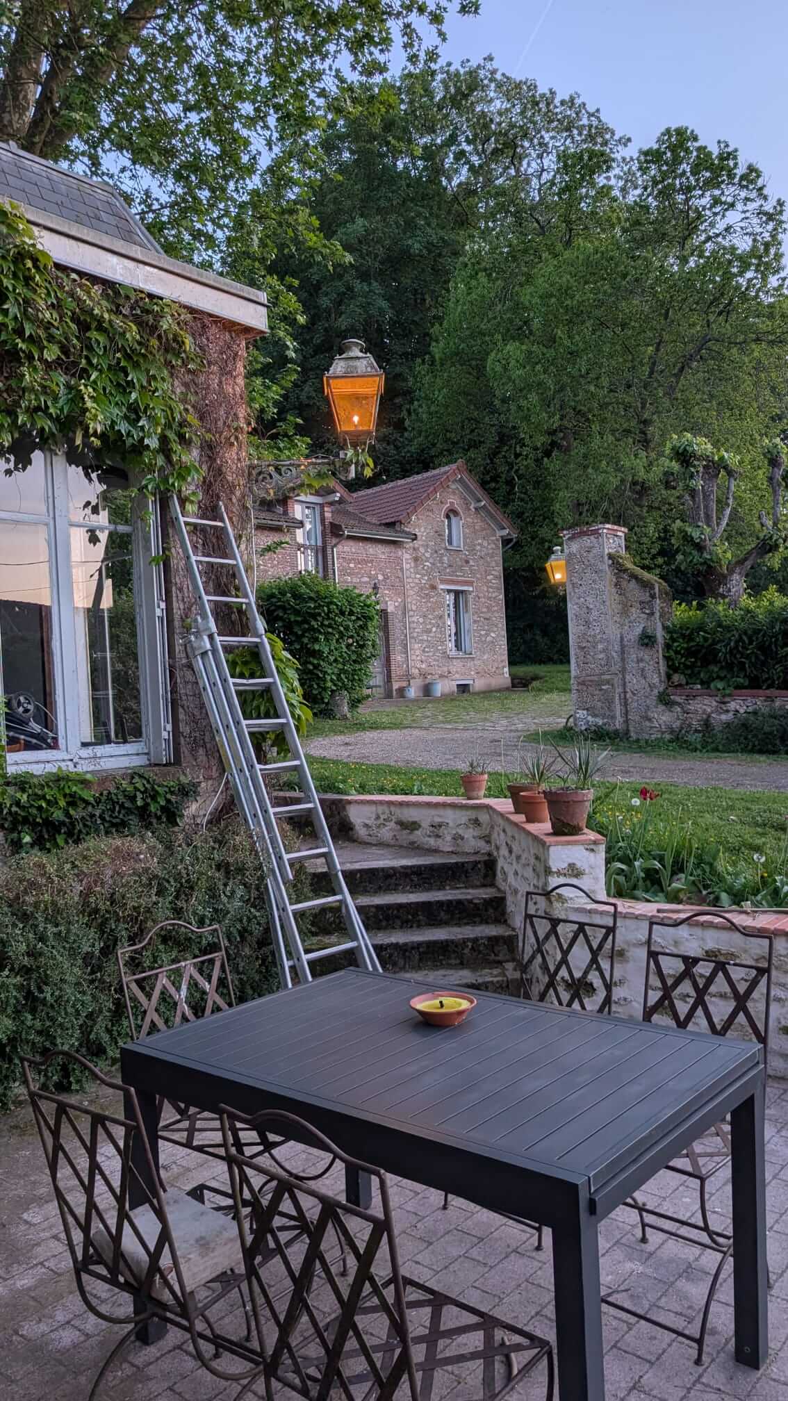 Vue d'ensemble de deux luminaires extérieurs allumés