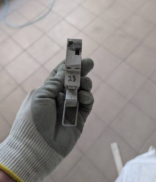 Disjoncteur carbonisé après le court-circuit