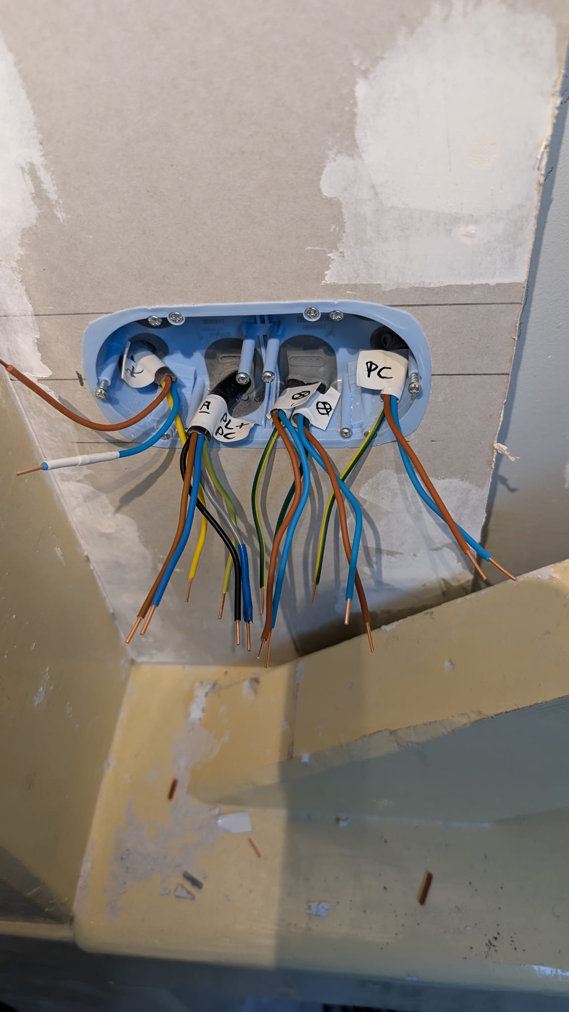 Boîte double prise faisant office de dérivation