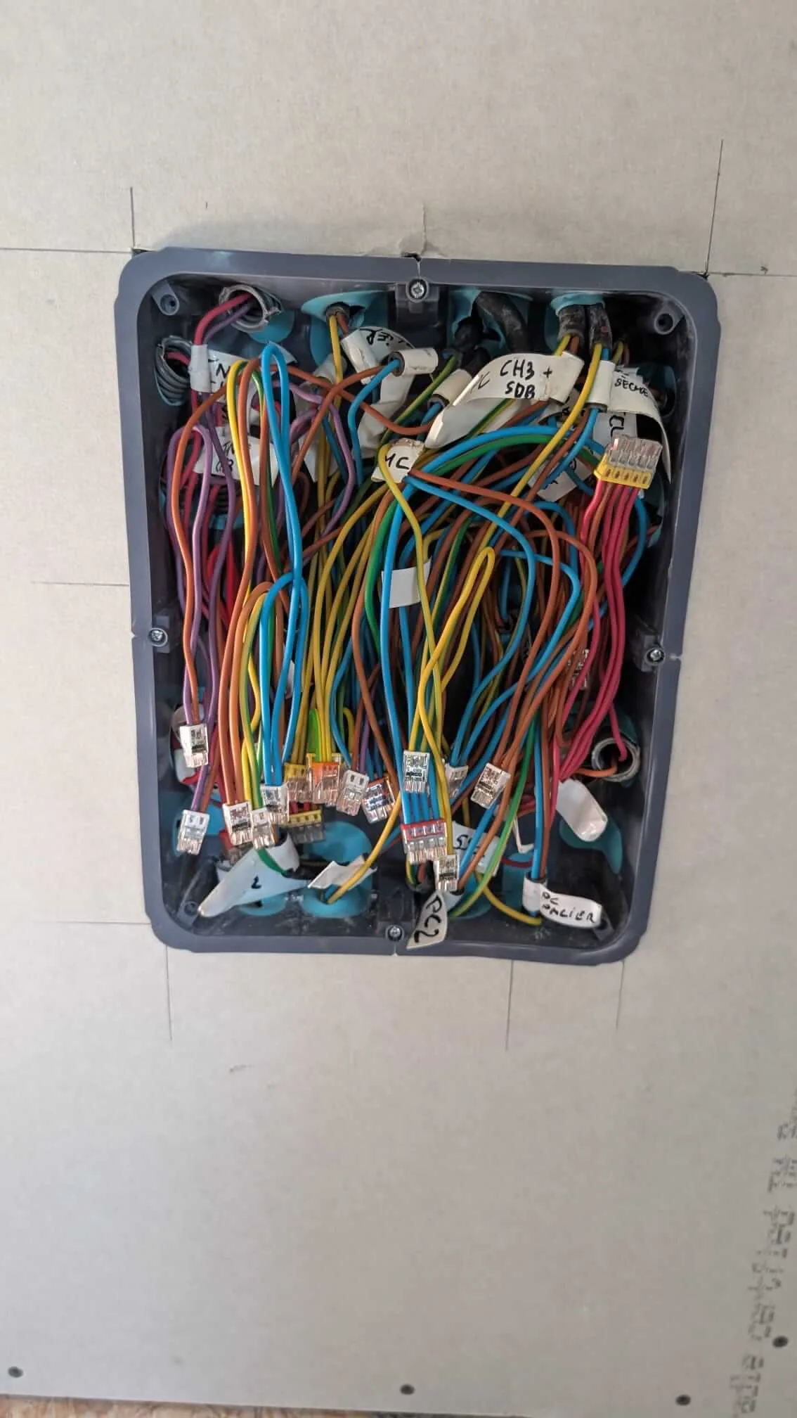 Ma maison du Lot : les premières cloisons montent et je replonge dans l'électricité