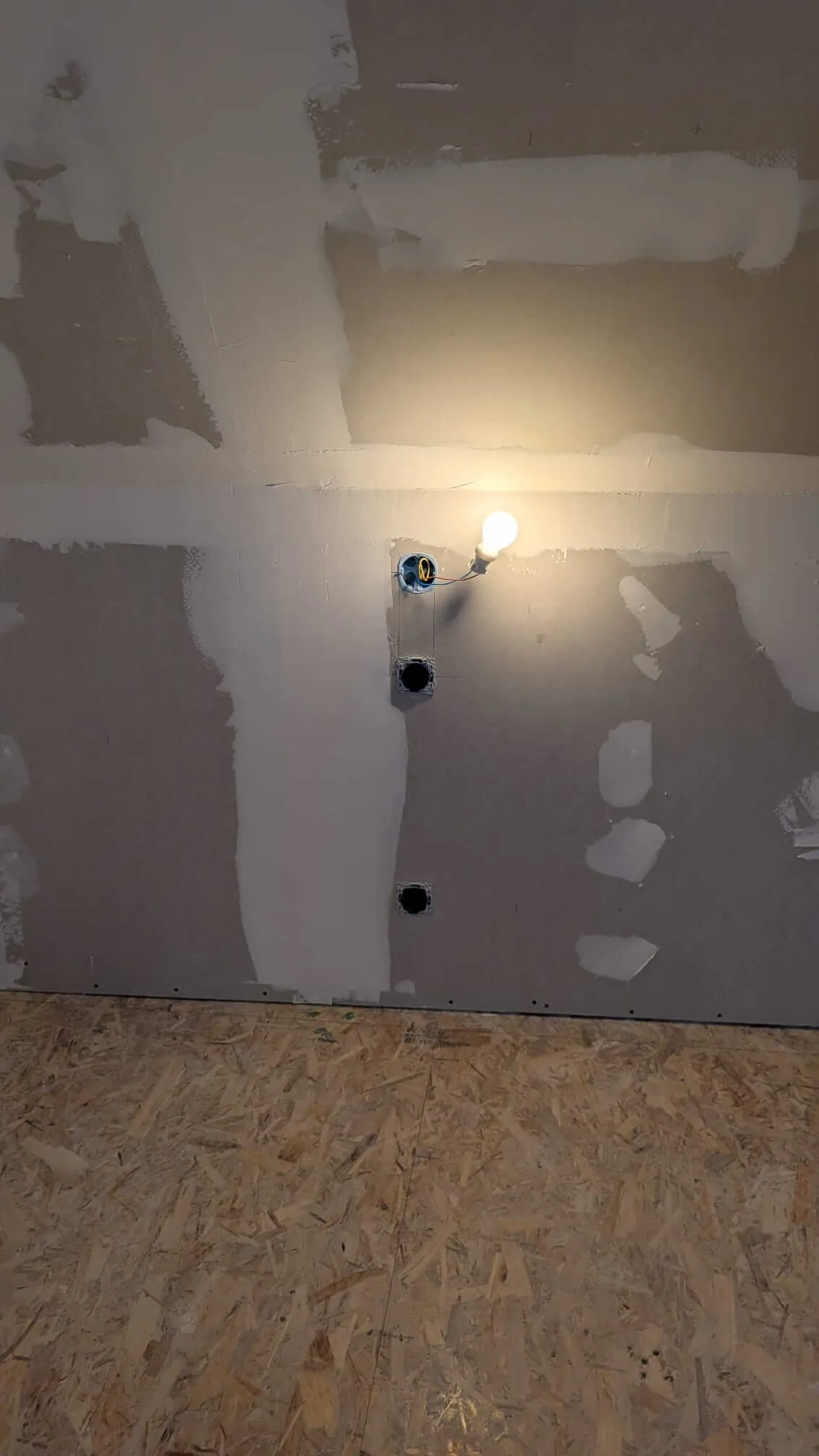 La lumière de tête de lit allumée dans une des chambres