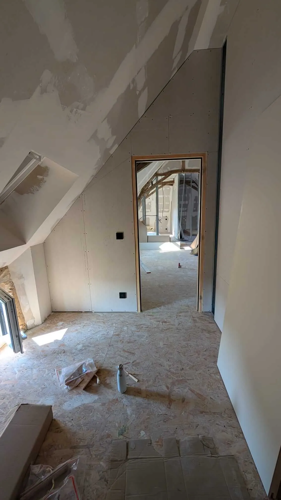 Dans une des chambres, la cloison plaquée vient épouser la sous-pente