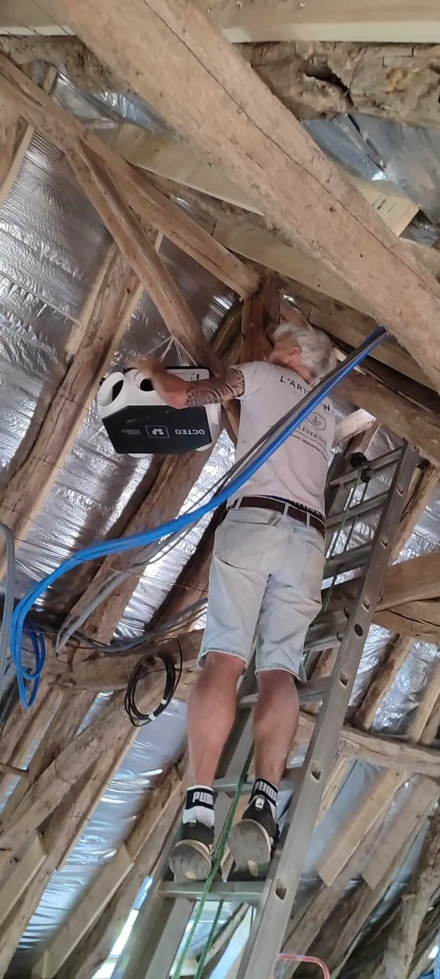 Installation du caisson VMC dans les combles