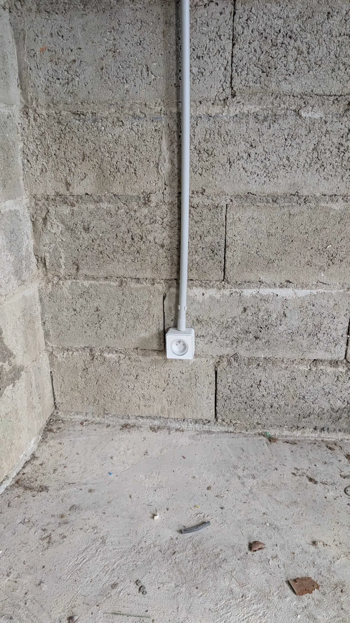 Prise installée dans l'atelier de poterie, câblée en 3G 2,5 mm² sous tube IRL