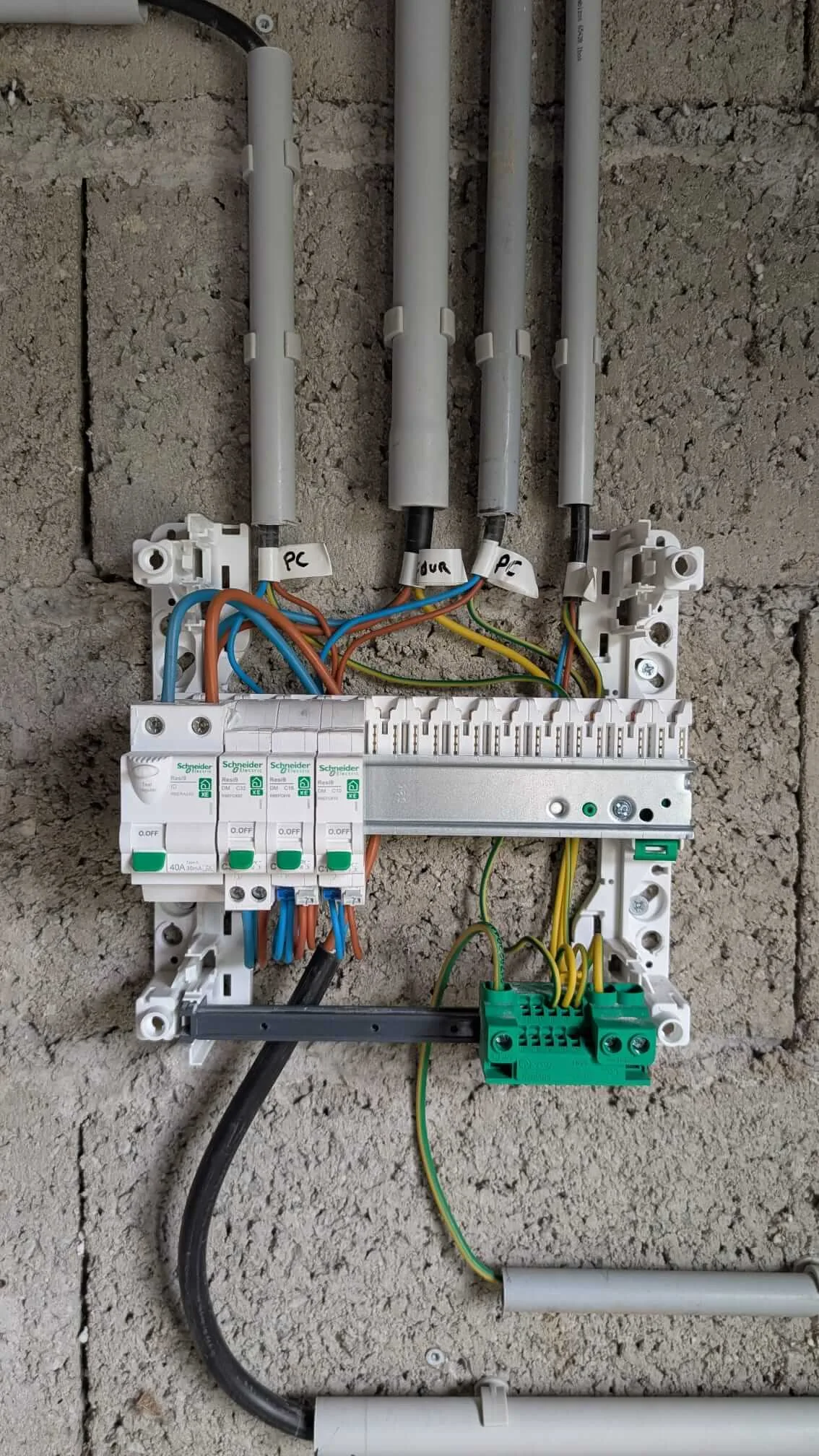 Tableau électrique Schneider Resi 9 de l'atelier, circuit four 32A