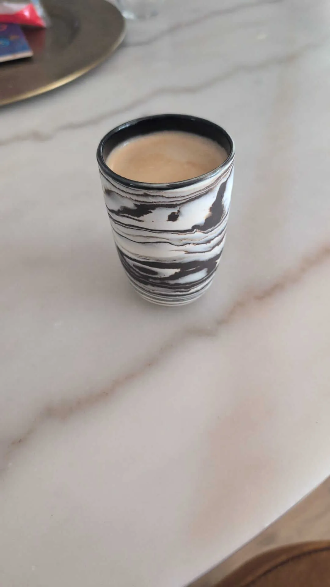 Tasses en céramique offertes à la fin du chantier de l'atelier de poterie