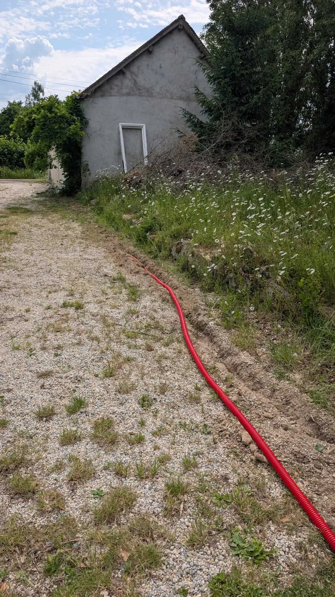 Tranchée pour le câble 10 mm² sous gaine TPC vers l'atelier