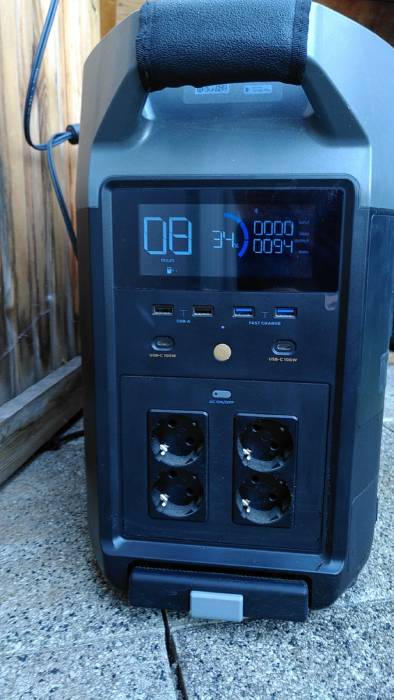 Station d'énergie portable avec écran digital, ports USB et prises électriques