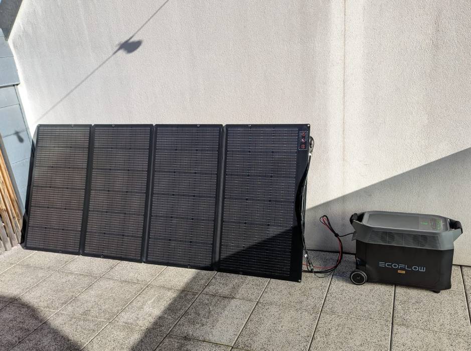 Panneau solaire pliable connecté à une station d'énergie EcoFlow sur une terrasse