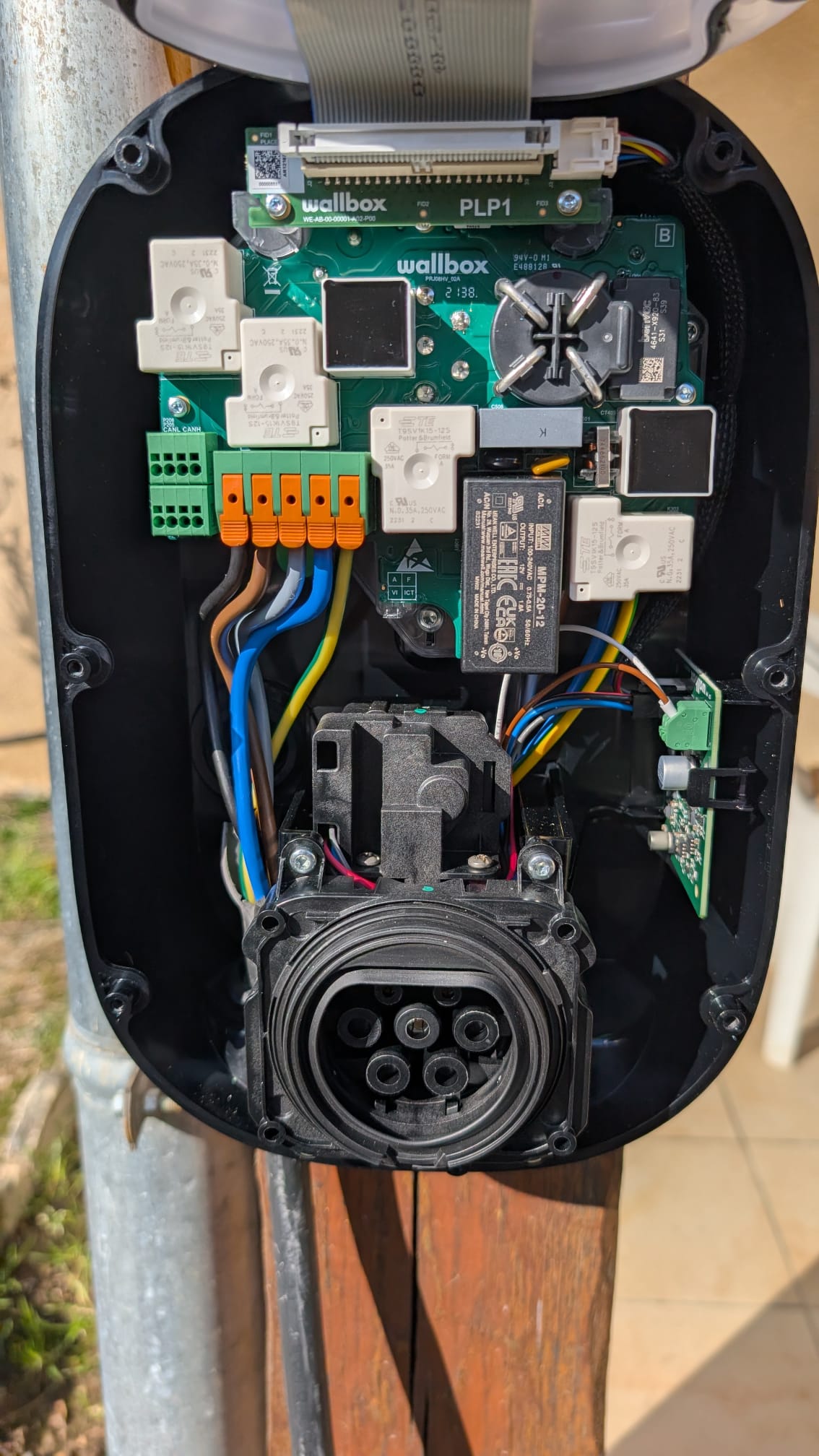 Wallbox Pulsar Plus ouverte – câblage interne