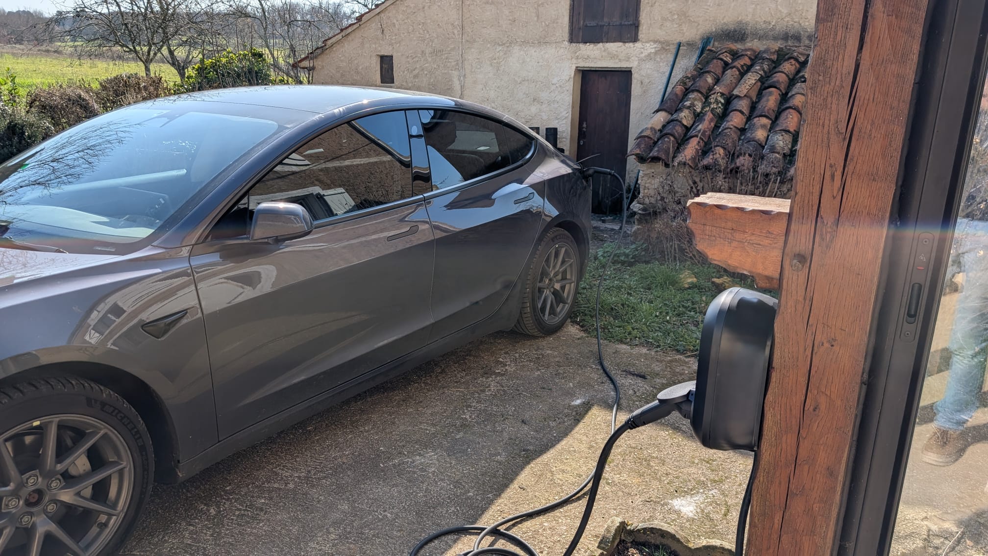 Borne installée et véhicule en charge