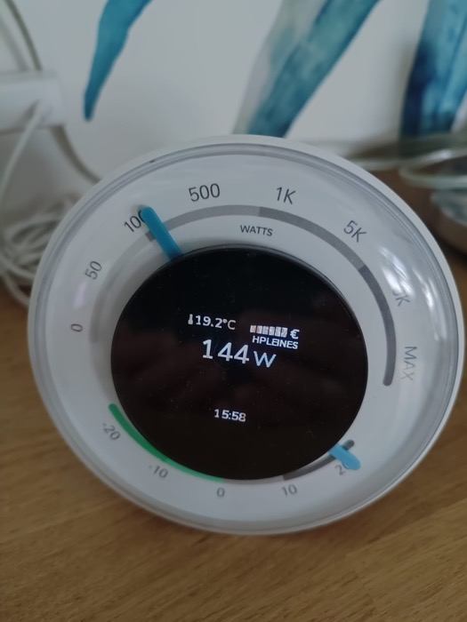 Afficheur Ecojoko rond affichant 144 watts de consommation instantanée