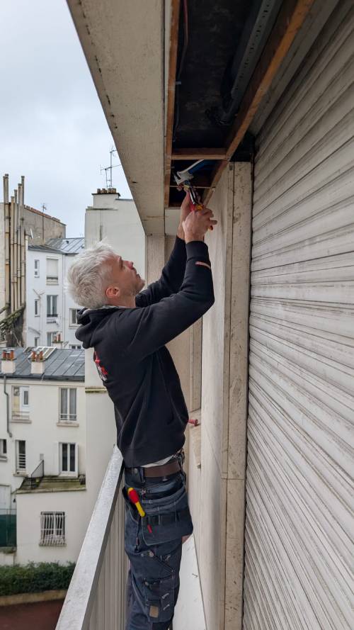 Volet roulant Paris : remplacement de l'axe, ajout moteur, circuit de motorisation et branchement