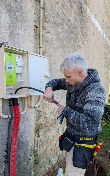 Reconversion électricien : Pas encore diplômé, déjà sur le terrain